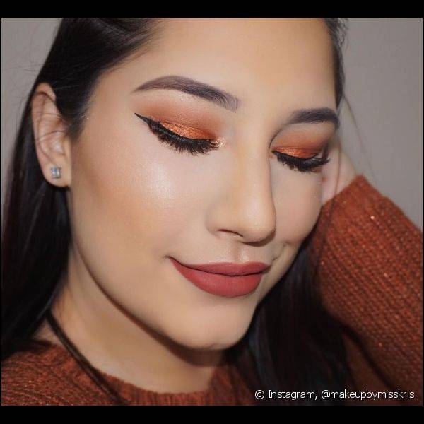 A sombra laranja cintilante também garante uma maquiagem de pré-carnaval com a cara do verão (Foto: Instagram @makeupbymisskris)